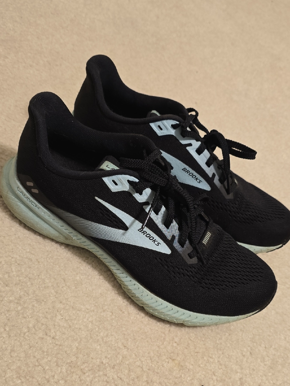 Womens Brooks Black with Mint Accent Launch 8 Running Sneakers Size 9.5